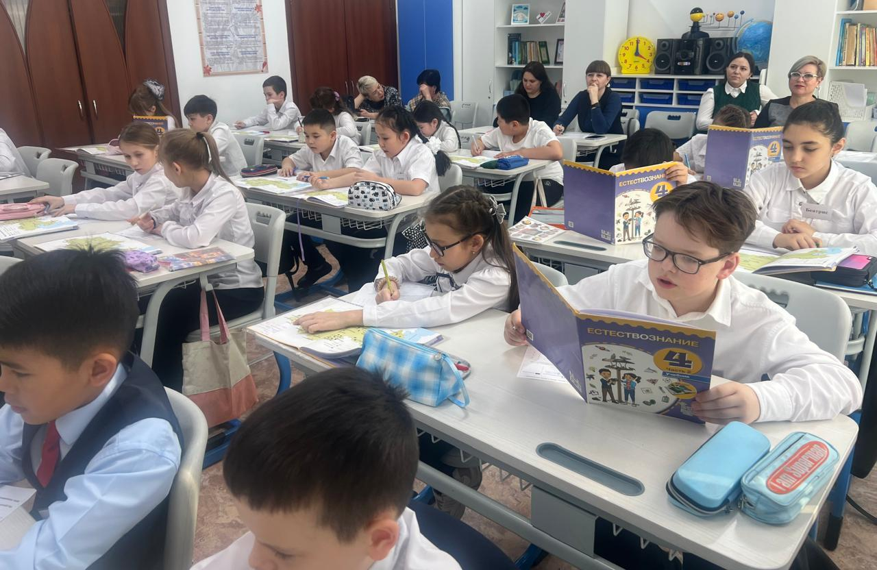 «943 - елдің нысаналы мектептерін дамыту» жобасы аясында Абай ауданындағы мақсатты мектептердің мұғалімдері арасында тәжірибе алмасу аясында сабақтар топтамасының 2-ші күні